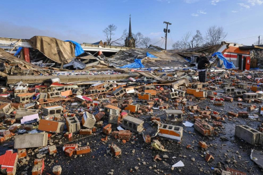 El azote de "devastadores" tornados deja al menos 25 muertos en EE UU