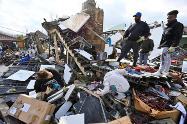 El azote de "devastadores" tornados deja al menos 25 muertos en EE UU