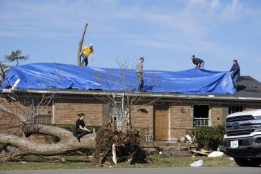 El azote de "devastadores" tornados deja al menos 25 muertos en EE UU