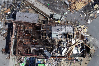 El azote de "devastadores" tornados deja al menos 25 muertos en EE UU