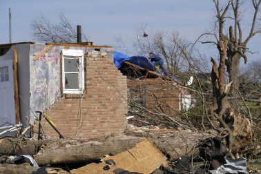 El azote de "devastadores" tornados deja al menos 25 muertos en EE UU