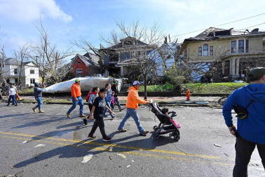 El azote de "devastadores" tornados deja al menos 25 muertos en EE UU