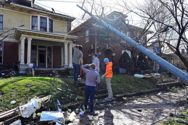 El azote de "devastadores" tornados deja al menos 25 muertos en EE UU