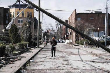 El azote de "devastadores" tornados deja al menos 25 muertos en EE UU