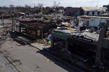 El azote de "devastadores" tornados deja al menos 25 muertos en EE UU