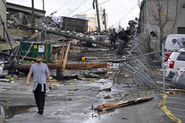 El azote de "devastadores" tornados deja al menos 25 muertos en EE UU
