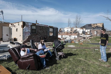 El azote de "devastadores" tornados deja al menos 25 muertos en EE UU