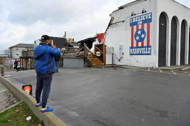 El azote de "devastadores" tornados deja al menos 25 muertos en EE UU