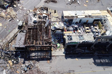 El azote de "devastadores" tornados deja al menos 25 muertos en EE UU