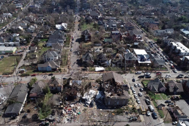 El azote de "devastadores" tornados deja al menos 25 muertos en EE UU