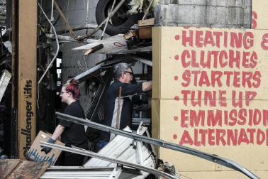 El azote de "devastadores" tornados deja al menos 25 muertos en EE UU