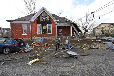 El azote de "devastadores" tornados deja al menos 25 muertos en EE UU