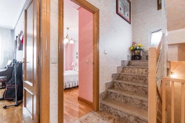 Se vende chalet a 10 minutos de Pamplona, cercano a Itaroa con todos los servicios y transporte público cada 20 min.