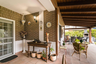 Se vende chalet a 10 minutos de Pamplona, cercano a Itaroa con todos los servicios y transporte público cada 20 min.