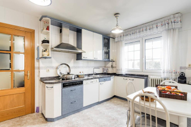 Se vende chalet a 10 minutos de Pamplona, cercano a Itaroa con todos los servicios y transporte público cada 20 min.