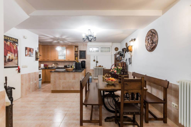 Se vende chalet a 10 minutos de Pamplona, cercano a Itaroa con todos los servicios y transporte público cada 20 min.