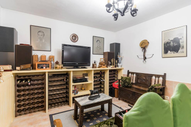 Se vende chalet a 10 minutos de Pamplona, cercano a Itaroa con todos los servicios y transporte público cada 20 min.