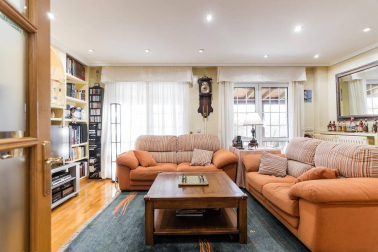 Se vende chalet a 10 minutos de Pamplona, cercano a Itaroa con todos los servicios y transporte público cada 20 min.
