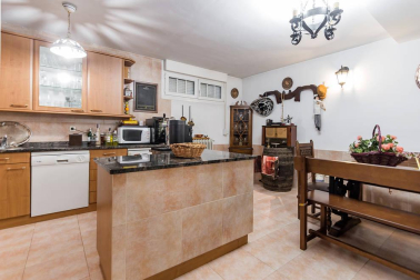 Se vende chalet a 10 minutos de Pamplona, cercano a Itaroa con todos los servicios y transporte público cada 20 min.