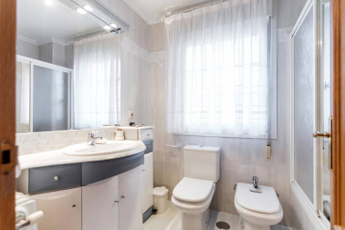 Se vende chalet a 10 minutos de Pamplona, cercano a Itaroa con todos los servicios y transporte público cada 20 min.