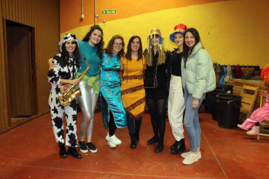 La localidad de Aibar celebró el pasado sábado 29 de febrero su tradicional carnaval. Grandes y pequeños salieron a la calle y pasaron por el auditorio Álvaro Aldunate para disfrutar un año más de una fiesta que contó con la música de la txaranga y una deliciosa chocolatada.