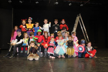 La localidad de Aibar celebró el pasado sábado 29 de febrero su tradicional carnaval. Grandes y pequeños salieron a la calle y pasaron por el auditorio Álvaro Aldunate para disfrutar un año más de una fiesta que contó con la música de la txaranga y una deliciosa chocolatada.