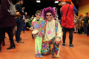 La localidad de Aibar celebró el pasado sábado 29 de febrero su tradicional carnaval. Grandes y pequeños salieron a la calle y pasaron por el auditorio Álvaro Aldunate para disfrutar un año más de una fiesta que contó con la música de la txaranga y una deliciosa chocolatada.
