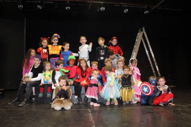 La localidad de Aibar celebró el pasado sábado 29 de febrero su tradicional carnaval. Grandes y pequeños salieron a la calle y pasaron por el auditorio Álvaro Aldunate para disfrutar un año más de una fiesta que contó con la música de la txaranga y una deliciosa chocolatada.