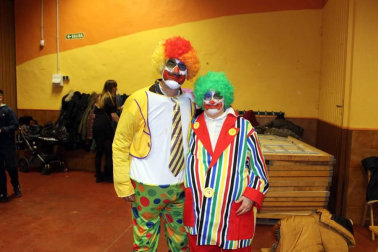 La localidad de Aibar celebró el pasado sábado 29 de febrero su tradicional carnaval. Grandes y pequeños salieron a la calle y pasaron por el auditorio Álvaro Aldunate para disfrutar un año más de una fiesta que contó con la música de la txaranga y una deliciosa chocolatada.