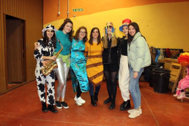 La localidad de Aibar celebró el pasado sábado 29 de febrero su tradicional carnaval. Grandes y pequeños salieron a la calle y pasaron por el auditorio Álvaro Aldunate para disfrutar un año más de una fiesta que contó con la música de la txaranga y una deliciosa chocolatada.