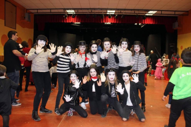 La localidad de Aibar celebró el pasado sábado 29 de febrero su tradicional carnaval. Grandes y pequeños salieron a la calle y pasaron por el auditorio Álvaro Aldunate para disfrutar un año más de una fiesta que contó con la música de la txaranga y una deliciosa chocolatada.