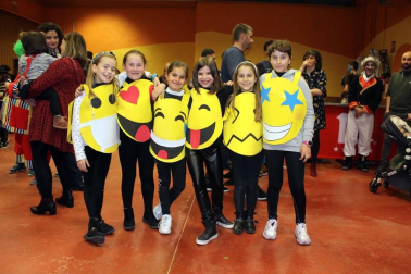La localidad de Aibar celebró el pasado sábado 29 de febrero su tradicional carnaval. Grandes y pequeños salieron a la calle y pasaron por el auditorio Álvaro Aldunate para disfrutar un año más de una fiesta que contó con la música de la txaranga y una deliciosa chocolatada.