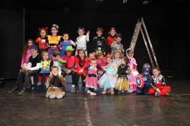 La localidad de Aibar celebró el pasado sábado 29 de febrero su tradicional carnaval. Grandes y pequeños salieron a la calle y pasaron por el auditorio Álvaro Aldunate para disfrutar un año más de una fiesta que contó con la música de la txaranga y una deliciosa chocolatada.