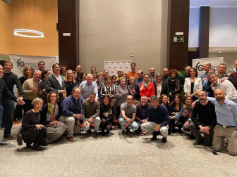 Bajo el lema 'Tú respiras sin pensar, yo solo pienso en respirar', la Asociación navarra de fibrosis quística celebró el pasado sábado en el hotal Iruña Park una cena benéfica en favor de las personas afectadas, con la asistencia de casi 200 personas. Los beneficios de la cena, que incluía espectáculos de humor, música y sorteos, van dirigidos íntegramente a mantener su servicio de fisioterapia respiratoria, “principal arma para combatir la enfermedad”.