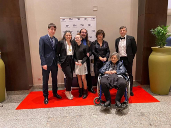 Bajo el lema 'Tú respiras sin pensar, yo solo pienso en respirar', la Asociación navarra de fibrosis quística celebró el pasado sábado en el hotal Iruña Park una cena benéfica en favor de las personas afectadas, con la asistencia de casi 200 personas. Los beneficios de la cena, que incluía espectáculos de humor, música y sorteos, van dirigidos íntegramente a mantener su servicio de fisioterapia respiratoria, “principal arma para combatir la enfermedad”.