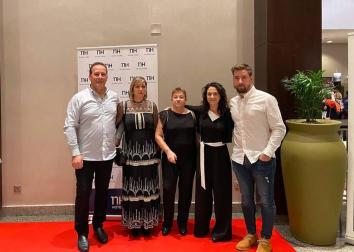 Bajo el lema 'Tú respiras sin pensar, yo solo pienso en respirar', la Asociación navarra de fibrosis quística celebró el pasado sábado en el hotal Iruña Park una cena benéfica en favor de las personas afectadas, con la asistencia de casi 200 personas. Los beneficios de la cena, que incluía espectáculos de humor, música y sorteos, van dirigidos íntegramente a mantener su servicio de fisioterapia respiratoria, “principal arma para combatir la enfermedad”.