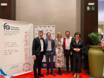 Bajo el lema 'Tú respiras sin pensar, yo solo pienso en respirar', la Asociación navarra de fibrosis quística celebró el pasado sábado en el hotal Iruña Park una cena benéfica en favor de las personas afectadas, con la asistencia de casi 200 personas. Los beneficios de la cena, que incluía espectáculos de humor, música y sorteos, van dirigidos íntegramente a mantener su servicio de fisioterapia respiratoria, “principal arma para combatir la enfermedad”.