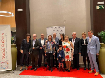 Bajo el lema 'Tú respiras sin pensar, yo solo pienso en respirar', la Asociación navarra de fibrosis quística celebró el pasado sábado en el hotal Iruña Park una cena benéfica en favor de las personas afectadas, con la asistencia de casi 200 personas. Los beneficios de la cena, que incluía espectáculos de humor, música y sorteos, van dirigidos íntegramente a mantener su servicio de fisioterapia respiratoria, “principal arma para combatir la enfermedad”.