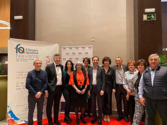 Bajo el lema 'Tú respiras sin pensar, yo solo pienso en respirar', la Asociación navarra de fibrosis quística celebró el pasado sábado en el hotal Iruña Park una cena benéfica en favor de las personas afectadas, con la asistencia de casi 200 personas. Los beneficios de la cena, que incluía espectáculos de humor, música y sorteos, van dirigidos íntegramente a mantener su servicio de fisioterapia respiratoria, “principal arma para combatir la enfermedad”.