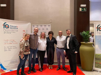 Bajo el lema 'Tú respiras sin pensar, yo solo pienso en respirar', la Asociación navarra de fibrosis quística celebró el pasado sábado en el hotal Iruña Park una cena benéfica en favor de las personas afectadas, con la asistencia de casi 200 personas. Los beneficios de la cena, que incluía espectáculos de humor, música y sorteos, van dirigidos íntegramente a mantener su servicio de fisioterapia respiratoria, “principal arma para combatir la enfermedad”.