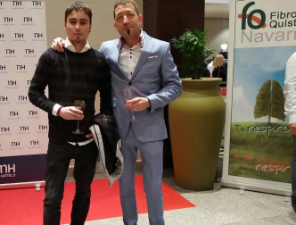 Bajo el lema 'Tú respiras sin pensar, yo solo pienso en respirar', la Asociación navarra de fibrosis quística celebró el pasado sábado en el hotal Iruña Park una cena benéfica en favor de las personas afectadas, con la asistencia de casi 200 personas. Los beneficios de la cena, que incluía espectáculos de humor, música y sorteos, van dirigidos íntegramente a mantener su servicio de fisioterapia respiratoria, “principal arma para combatir la enfermedad”.