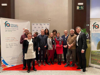 Bajo el lema 'Tú respiras sin pensar, yo solo pienso en respirar', la Asociación navarra de fibrosis quística celebró el pasado sábado en el hotal Iruña Park una cena benéfica en favor de las personas afectadas, con la asistencia de casi 200 personas. Los beneficios de la cena, que incluía espectáculos de humor, música y sorteos, van dirigidos íntegramente a mantener su servicio de fisioterapia respiratoria, “principal arma para combatir la enfermedad”.