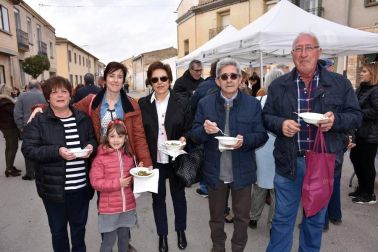 El pasado sábado 29 de febrero Cabanillas sacó a la calle dos de sus mayores tesoros verdes para celebrar el I Día de la Acelga y la Borraja 2020. Organizada por el Consorcio EDER, la jornada contó con exposiciones, degustaciones variadas, venta de productos típicos, talleres de todo tipo, visitas guiadas y hasta hinchables para los más pequeños.