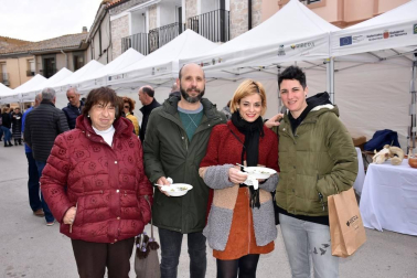 El pasado sábado 29 de febrero Cabanillas sacó a la calle dos de sus mayores tesoros verdes para celebrar el I Día de la Acelga y la Borraja 2020. Organizada por el Consorcio EDER, la jornada contó con exposiciones, degustaciones variadas, venta de productos típicos, talleres de todo tipo, visitas guiadas y hasta hinchables para los más pequeños.