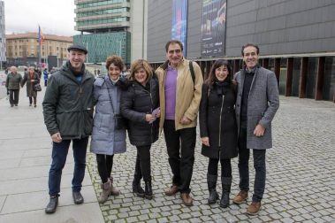 El musical 'West Side Story' aterrizó en Baluarte para deleite de los asistentes, que pudieron disfrutar de uno de los musicales más importantes del teatro universal. Grandes y pequeños se acercaron hasta el auditorio para disfrutar de la partitura de Leonard Bernstein, una de las mejores en la historia de los musicales.