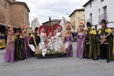 Río de Janeiro en la Ribera
Las elaboradas carrozas de las diferentes cuadrillas de Villafranca cerraron el pasado sábado el desfile que abrieron los más pequeños en el que volvió a ser uno de los carnavales más coloridos, participativos y animados de Navarra.