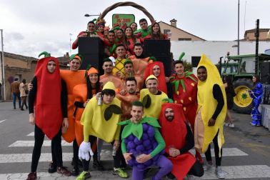 Río de Janeiro en la Ribera
Las elaboradas carrozas de las diferentes cuadrillas de Villafranca cerraron el pasado sábado el desfile que abrieron los más pequeños en el que volvió a ser uno de los carnavales más coloridos, participativos y animados de Navarra.