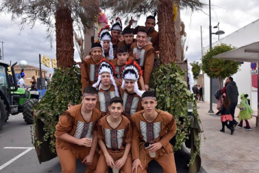 Río de Janeiro en la Ribera
Las elaboradas carrozas de las diferentes cuadrillas de Villafranca cerraron el pasado sábado el desfile que abrieron los más pequeños en el que volvió a ser uno de los carnavales más coloridos, participativos y animados de Navarra.