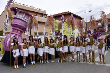 Río de Janeiro en la Ribera
Las elaboradas carrozas de las diferentes cuadrillas de Villafranca cerraron el pasado sábado el desfile que abrieron los más pequeños en el que volvió a ser uno de los carnavales más coloridos, participativos y animados de Navarra.