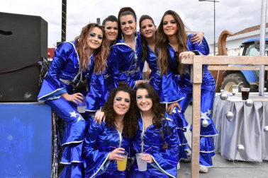Río de Janeiro en la Ribera
Las elaboradas carrozas de las diferentes cuadrillas de Villafranca cerraron el pasado sábado el desfile que abrieron los más pequeños en el que volvió a ser uno de los carnavales más coloridos, participativos y animados de Navarra.